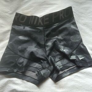Camo Nike pro sports